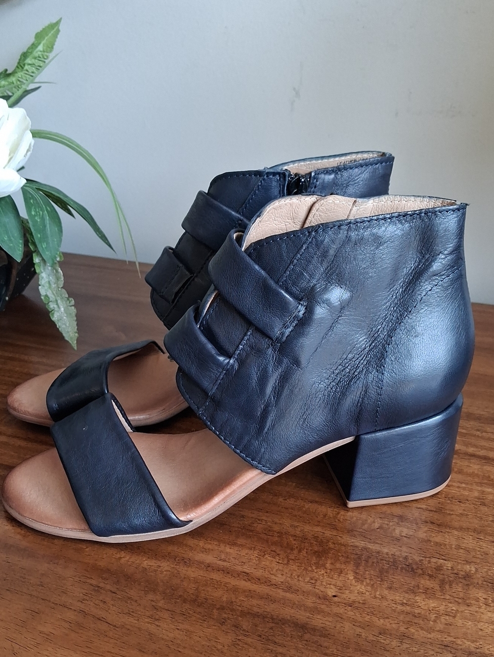 Miz Mooz Brennan Navy Leather Mid-Block Heel Sandal ** Size 7.5-8